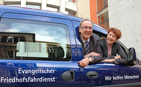 Der Evangelische Freidhofsfahrdienst Der Evangelische Freidhofsfahrdienst: Kirchenrat Klaus Schmucker und Stadtdekanin Barbara Kittelberger übergeben das Auto