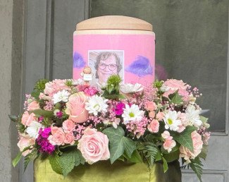 Urne mit Blumenschmuck